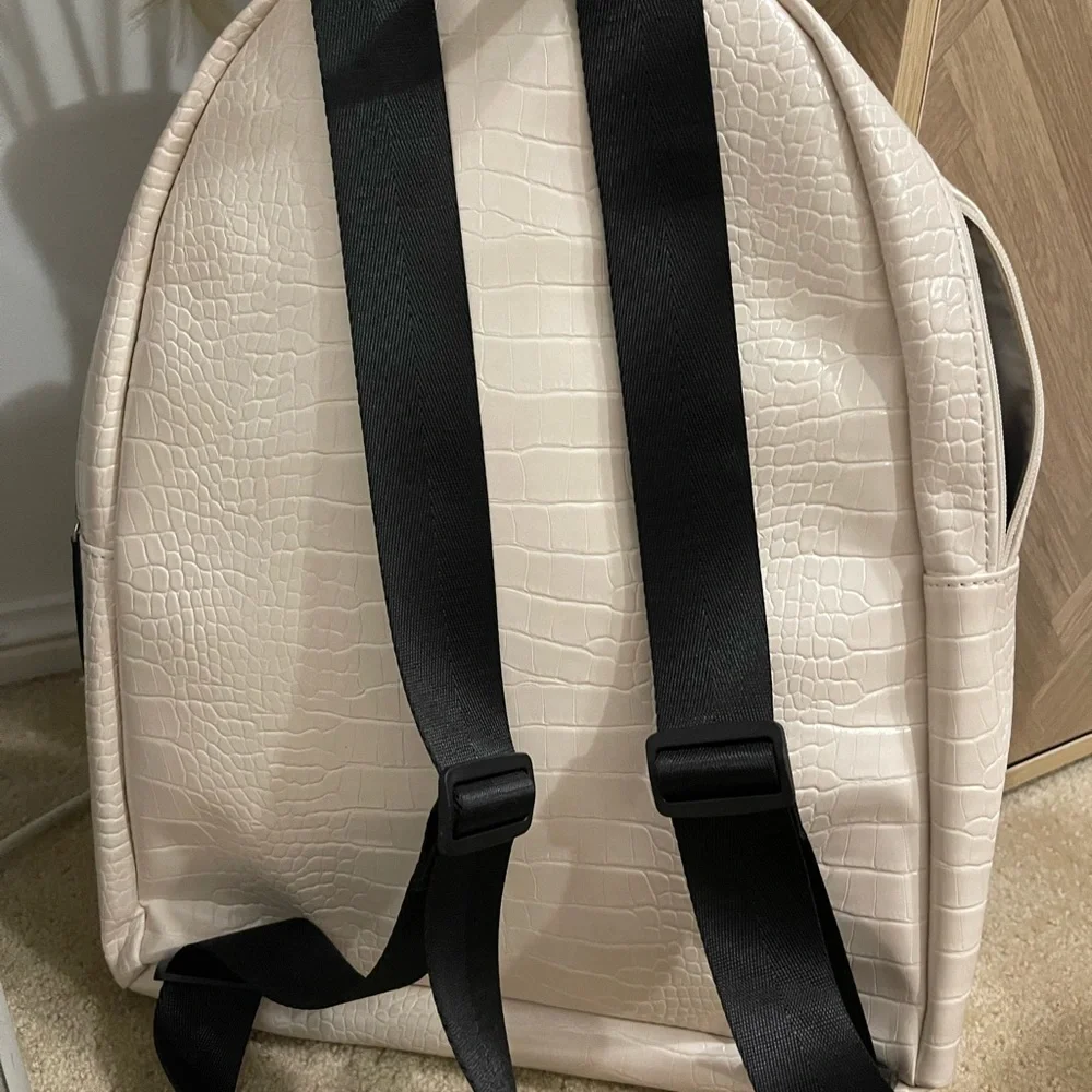 KENDALL + KYLIE backpack and pouch - Picture 2 of 5